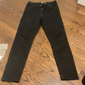 Black Skinny pants 🌸🌸 28 EUP Size 🌸